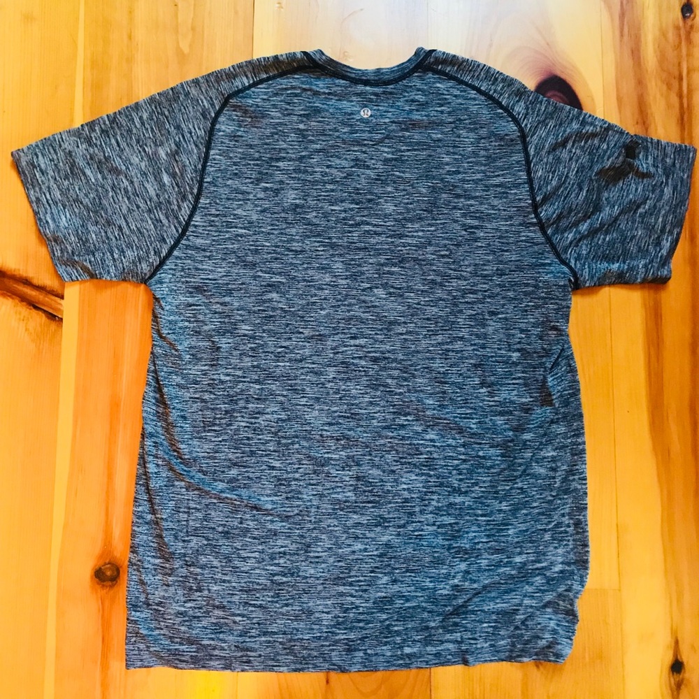 Men’s Lulu Lemon Short-sleeve tee shirt. Size XL.